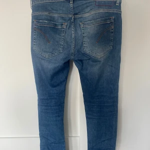 Dondup George! - Tja! Rensar garderoben och säljer dessa stilrena dondup george! Sparsamt använda, växte ur dem väldigt snabbt. Köpta på United och varan har inga defekter. Storleken är 33 men de sitter som 32. Har ni frågor är det bara att höra av sig! Allt gott! /T