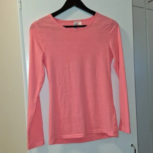 Rosa Tröja  - Rosa tröja från H&M  Använd 1 gång 