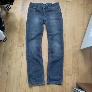 Acne jeans - Acne jeans, Hep Matrix  Midjemått: 84cm Innerbenslängd: 80cm