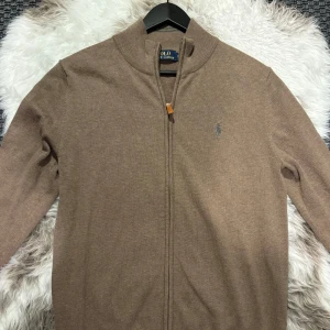 Ralph Lauren zip - Hej säljer nu min fina Ralph Lauren zip i storlek M. Den är i nyskick och kommer vara otroligt snygg i höst/vinter. Nypris cirka 2000kr! Vi kommer att sälja liknande produkter nu närmare vinter så glöm inte följa profilen!🌊🍾