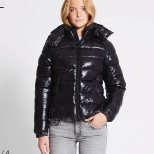 Lager 157 jacka ”Nikki” - Säljer min helt oanvända glansiga jacka från lager 157😊Säljer pga att den inte satt helt som jag ville, lappen är kvar på💕