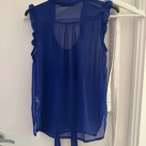 Blå blus  - En blå blus i storlek 36. Köpt secondhand och aldrig använd för den är för liten. 