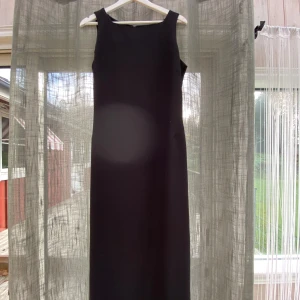 Långklänning - Säljer en klänning nästan helt oanvänd i storlek 42 från Adelsten.   Säljer den då den inte kommer till användning längre! 