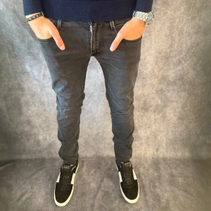 Replay anbass jeans  - // Replay anbass jeans | Storlek W31/L32 | Benlängd: 102cm / Midja: 41cm | Nypris runt 1800kr | Kontakta för fler frågor eller funderingar // Deluxecloset