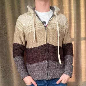 Stickad hoodie  - Tja! Säljer denna unika stickade hoodie som är flerfärgad! Vid minsta fråga eller fundering hör av er 🤝