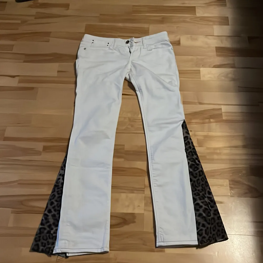 Super snygga lågmidjade bootcut jeans som jag sytt om till bootcut med leopard mönster,midjemått 38 och innerbenslängden 79, från Replay❤️. Jeans & Byxor.