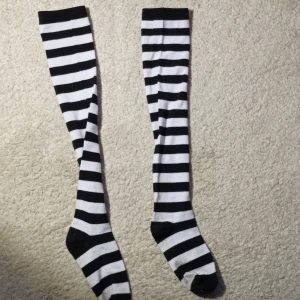 Randiga strumpbyxor - Säljer dessa jättecoola knästrumporna som jag köpte här på Plick eftersom de var lite för små. För referens är jag vanligtvis S eller Xs. De har inte används av mig bara testade men vet ej med förra säljaren. De har ett hål.
