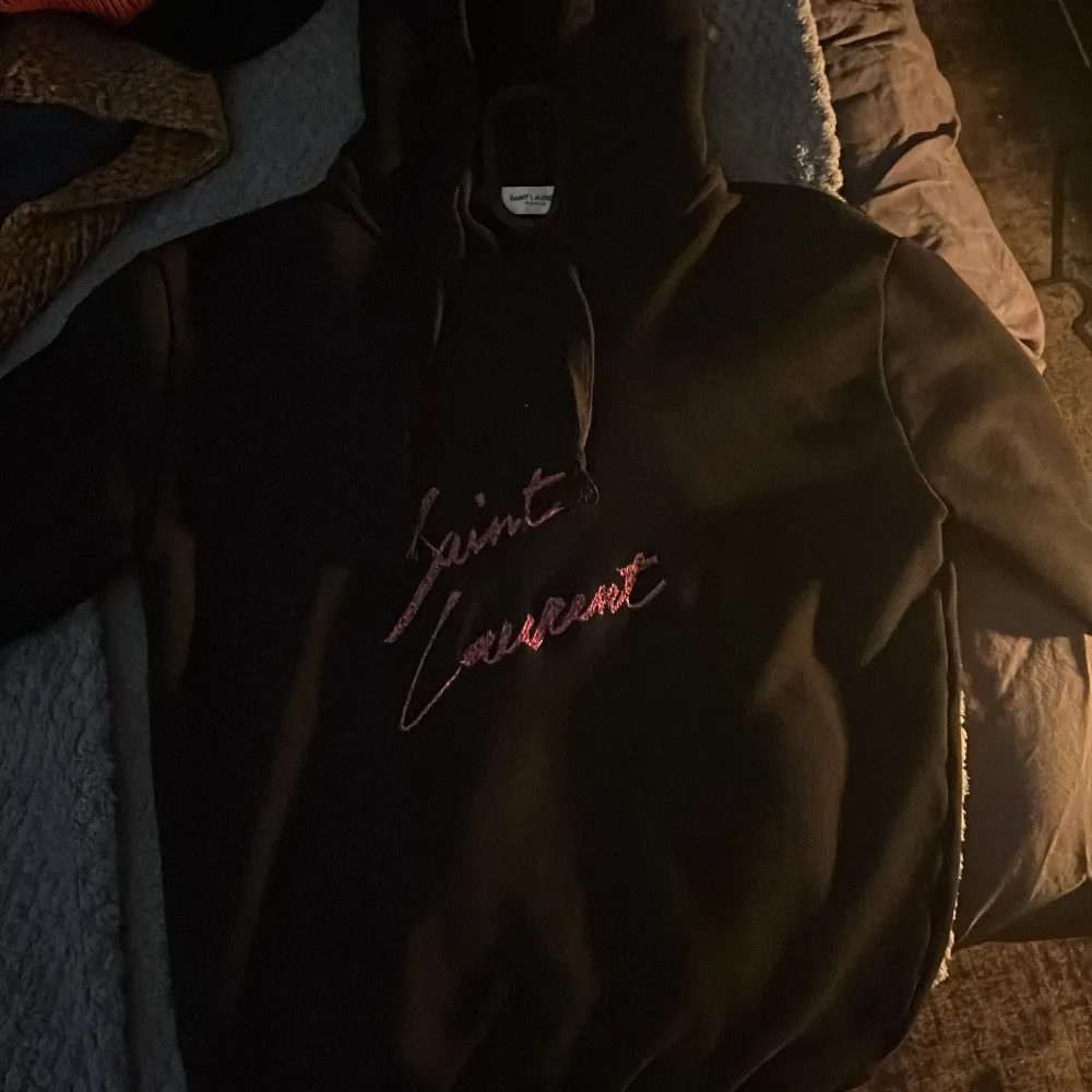 En saint Laurent hoddie köpt på haiendo i storlek xs, nypris cirka 6000, lite defekt är vid luvan se bild 2( ser it lika tydligt när börjar ör på). Hoodies.