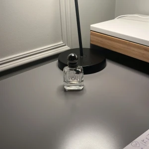 Stronger with you intensely   30ml  - Parfym som är slut men den luktar fortfarande om man luktar i locket och det kan vara en snygg prydnadsprodukt. OBS!! DEN ÄR SLUT!! Ingen parfym är kvar i flaskan