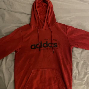 Adidas Hoodie - Säljer en Adidas hoodie i fint skick. Storlek S. Pris kan diskuteras 