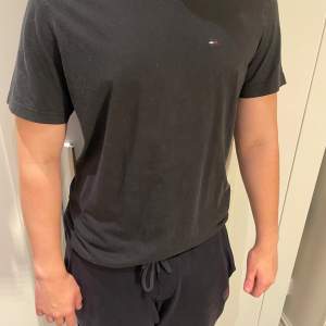 Säljer denna super fina basic T-shirt från Tommy Hilfiger, perfekt till alla tillfällen, kom privat för mer information 🫡