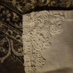 Vita jeans - Ett par fina vita jeans med detaljer längst ner på benen 💞  33 cm rakt över midjan💗