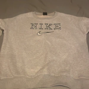 Nike Swoosh Tröja - Säljer denna tröja då den är för liten, den är i bra skick! Storlek M men passar S