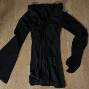 Klänning med utsvängda armar - Aldrig använd 