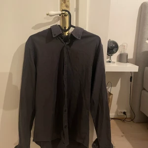 J.L skjorta - Säljer denna skjorta på grund av att jag aldrig använder den, skick är 9/10 inga defekter, det är storlek s 175-185cm