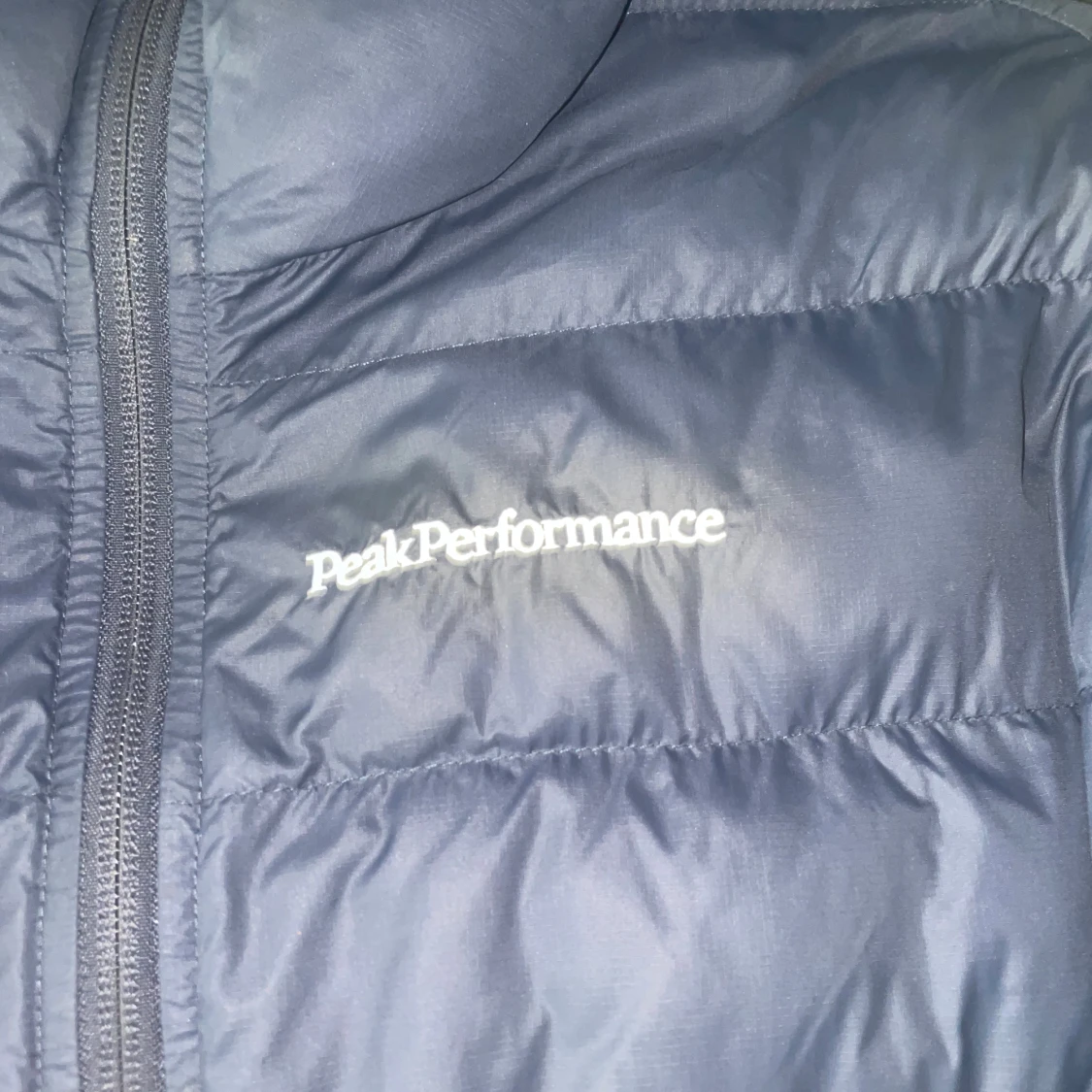 Mörkblå dunjacka från Peak Performance - 90