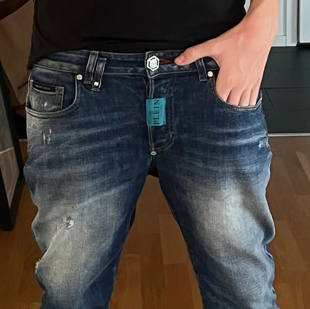 Tja! Säljer nu ett par helt sjuka ⭐️Philip plein jeans Slim fit!⭐️ Skick 10/10 med riktigt feta detaljer och slitningar. Och snygg fade. Köpta på Wallenbergs för 7500 mitt pris 2099 kan såklart gå ner i pris vid snabb äffär⭐️❤️(kontakta innan köp)!. Jeans & Byxor.