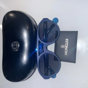 Moncler glasögon - Moncler solglasögon köpta för 2500 men mitt pris är 1500.