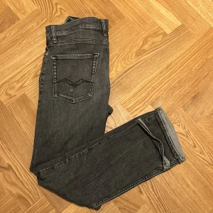 Replay jeans  - Säljer dessa snygga Replay jeans i svart model Thad