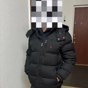 Polo Ralph Lauren - Säljer en äkta polo jacka i nyskick. Storleken är M/L i barnstorlek men kan även passa som xs/s i vanlig storlek. Den är endast använd 1 gång och är fortfarande som ny. (: Pris går att diskuteras vid snabb affär 