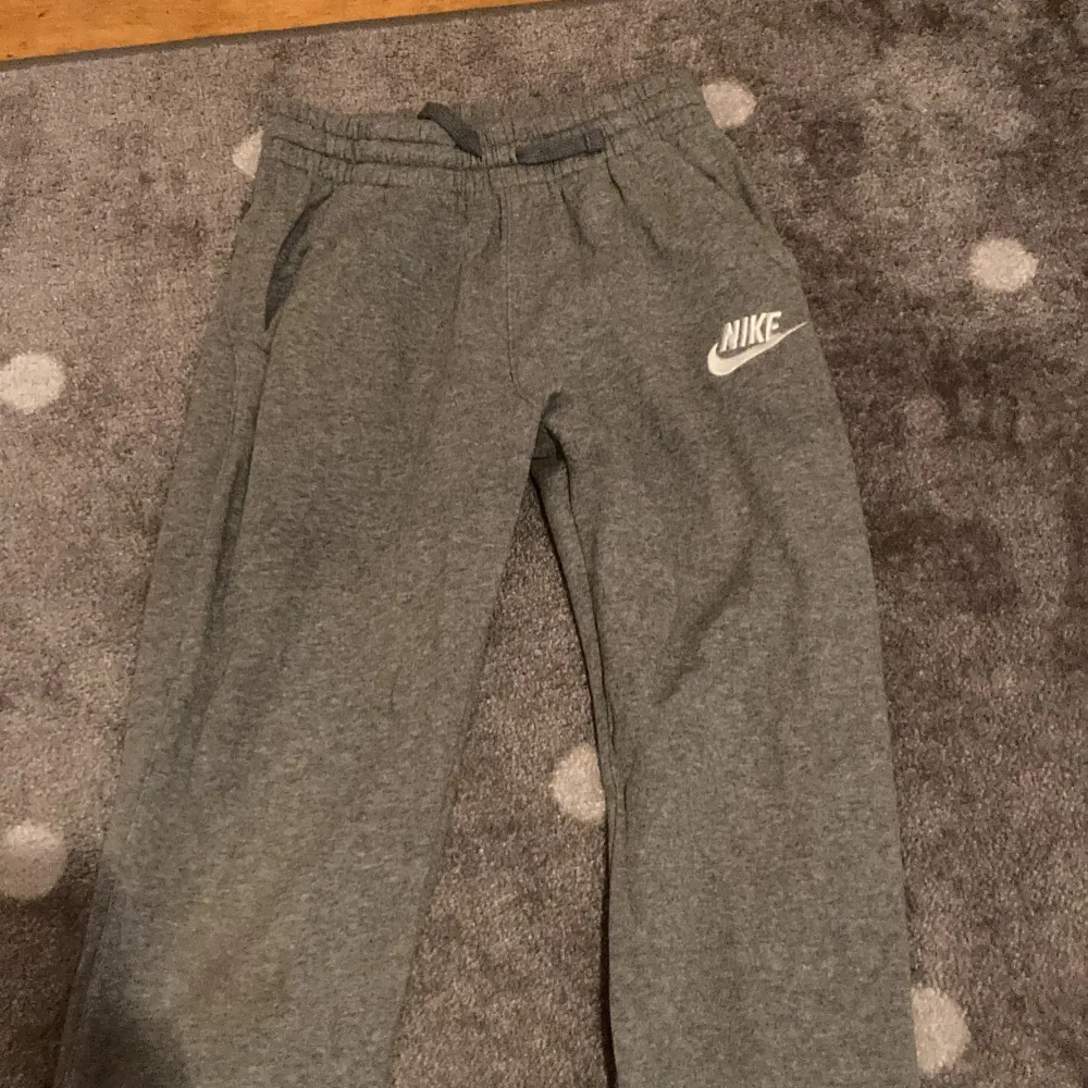 Nike mjukisbyxor i storlek 147-158. Ett par grå Nike byxor i bra skick. väldigt sköna. . Jeans & Byxor.