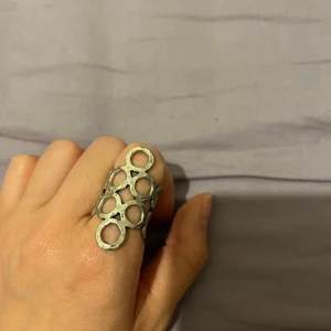 Unik silverfärgad ring med cirkeldesign - Säljer en unik ring i silverfärg från Indiska. Storlek 10/50/16. Den har en häftig design med flera sammanlänkade cirklar som ger en modern och edgy look. Perfekt för att ge din outfit det där lilla extra! Passar till både vardag och fest.