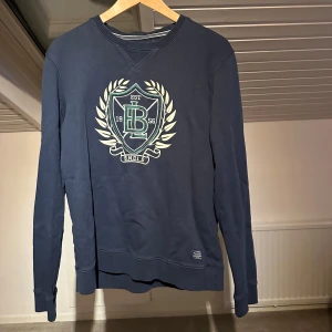 Bondelid  - Säljer denna Bondelid tröja. Storlek M men passar även S. Skick 7/10, köp för endast 199. Hör av dig vid frågor eller funderingar!