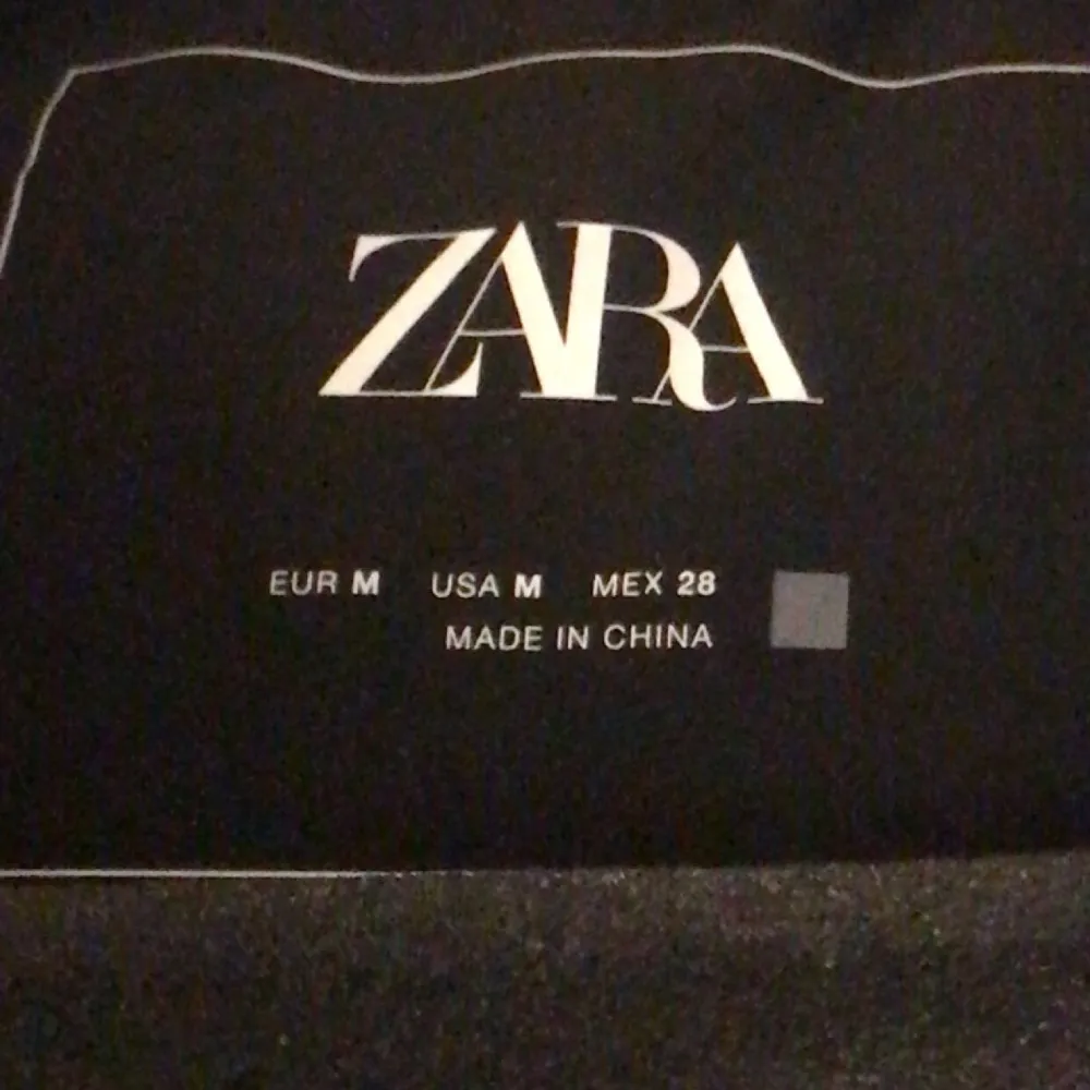 Säljer en stilren svart quiltad väst från Zara. Västen har wen praktisk dragkedja framtill och är perfekt för lager-på-lager under kyligare dagar.. Takit.