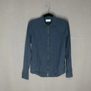 John Henric Fullzip  - Snygg mörkblå skjorta/fullzip från John Henric. Använd 1 gång så nyskick förutom att den skulle behövas strykas. Nypris: 900kr. Sitter riktigt snyggt med en tisha under. Skriv för fler bilder eller vid funderingar 😁🙌