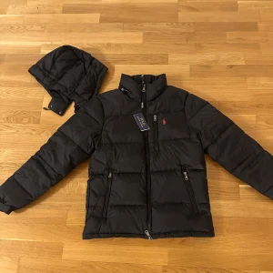 Svart dunjacka från Ralph Lauren - Säljer en Ralph lauren jacka, den passade inte mig. Kommer med QR scan och helt ny.