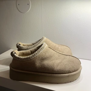 ”Uggs” från lager 157 - Säljer dessa populära skorna från lager 157 som jag köpte i höstas men aldrig fått användning för! Har endast haft dom fram och tillbaka till brevlådan ungefär😅💖 storleken är 40/41