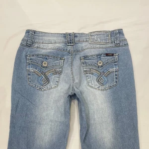 mid waist bootcut jeans i y2k-stil🤩 - Midja 39 cm rakt över plus mycket stretch, gren 23 cm o innerben 80 cm💕jae 169 o xs-s o håller in en del i midjan! Märkta strl 8 alltså M