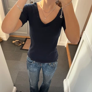 Mörkblå topp - Mörkblå kortärmad tröja från Lindex i storlek M. Fint skick. Använd gärna köp nu!