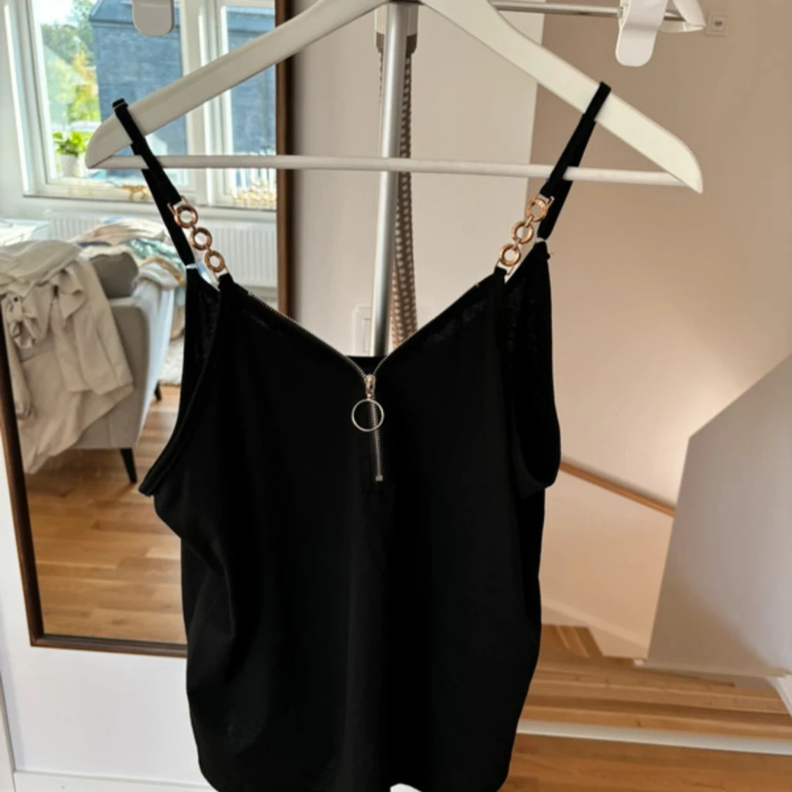 Svart linne med kedjedetaljer