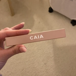 Bibbz Boom Boom Lashes Mascara från CAIA - Säljer en Bibbz Boom Boom Lashes Mascara från CAIA. Denna mascara ger volym och längd till dina fransar med en intensiv svart färg. Perfekt för att framhäva ögonen och skapa en dramatisk look.
