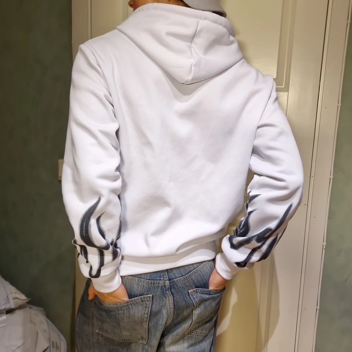 Vit hoodie med flammönster från F26 - 28