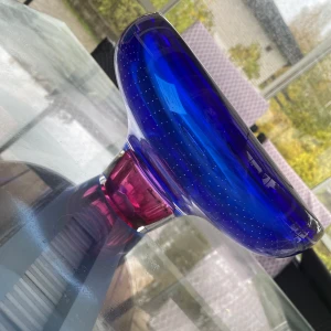 Blå och rosa skålfat/fruktskål från Göran Wärff  - Elegant fruktskål från Göran Wärff i en djup blå färg med rosa detaljer. Skålen har en unik form och är perfekt som dekorativt inslag i hemmet. Den prickiga designen ger en extra touch av stil.