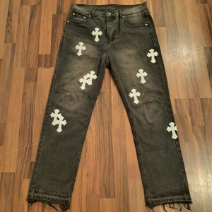 Chrome hearts jeans  - jeans från Chrome Hearts med vita kors i storlek 34 