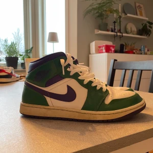 jordan 1 mid incredible hulk - Snygga Nike Air Jordans i grönt och vitt med lila detaljer. Skorna har klassisk snörning och en ikonisk design som passar perfekt för sneakerheads.