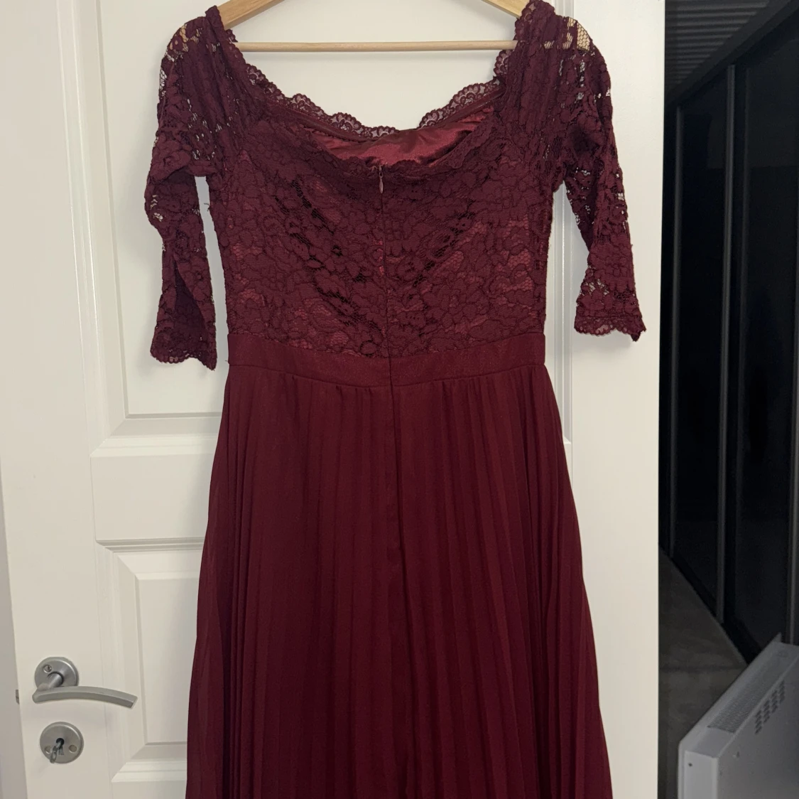 Vinröd spetsklänning - 92
