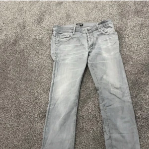 Jack and Jones Slim jeans - Snygga gråa Jack And Jones Slim jeans För endast 250 Kronor! Storlek 32/32 Men kan passa mindre!