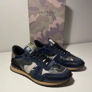 Valentino rockrunner sneakers - Säljer ett par Valentino rockrunners som är i storlek 43,5! Bara skorna medkommer! Hör gärna av dig om du har frågor! 