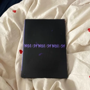 NOEASY Album - Säljer ett album med titeln NOEASY. Omslaget är svart med lila text. Perfekt för samlare eller fans.