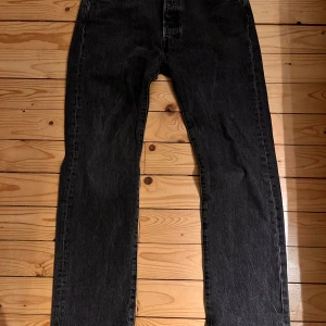 Svarta jeans från Levi's - Säljer ett par klassiska svarta Levi's 501 jeans.      W32 L30
