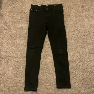Svarta Jack Jones jeans - Tja! Säljer mina snygga svarta jeans från Jack & Jones i storlek 152 men jag som är 170 passar perfekt i dom. Perfekta för en stilren outfit. Passar utmärkt till alla tillfällen
