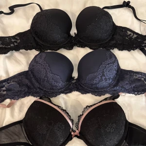 Spets Bh-ar - De två översta är från Cubus och den svarta med rosa detaljer och lite push är från Cubus, alla är 75A. 50kr per bh