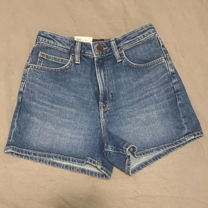 Nya jeansshorts från Lee - Korta tighta jeansshorts med hög midja från Lee. Något stretchiga. Nya med lappar kvar