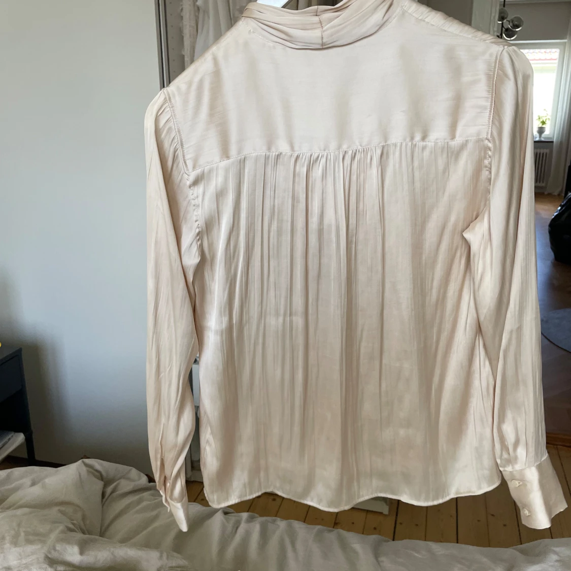 Satinblus med knyt  - 92