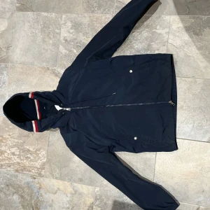 Moncler vindjacka - Snygg jacka tyvär för liten för mig, dunder skick inga slitningar osv. Pris kan diskuteras bara att höra av sig!