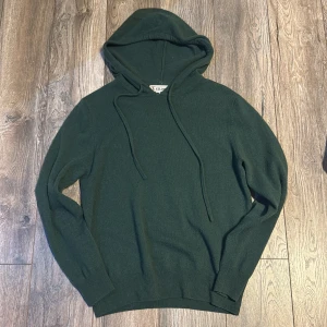 Kashmir hoddie - Kashmir tröja från st studios i storlek small. 70% merino 30 % Kashmir. Bra skick förutom flaw på kragen som man ser på andra bilden annars topp skick. Nypris: 1695 kr. Vid ytligare frågor kontakta mig !